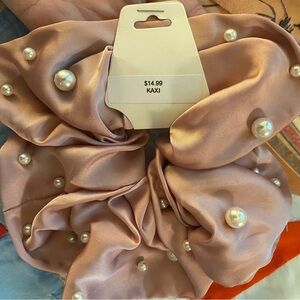 Kaxi Jumbo Pearl Scrunchie
